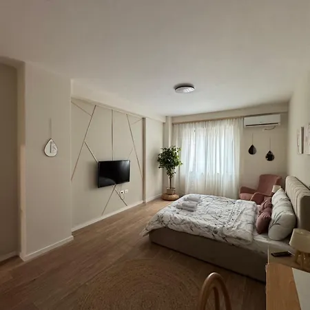 Dennys Lincoln Center ティラナ