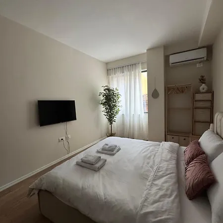 Dennys Lincoln Center Тирана