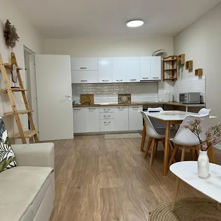 Dennys Lincoln Center Тирана